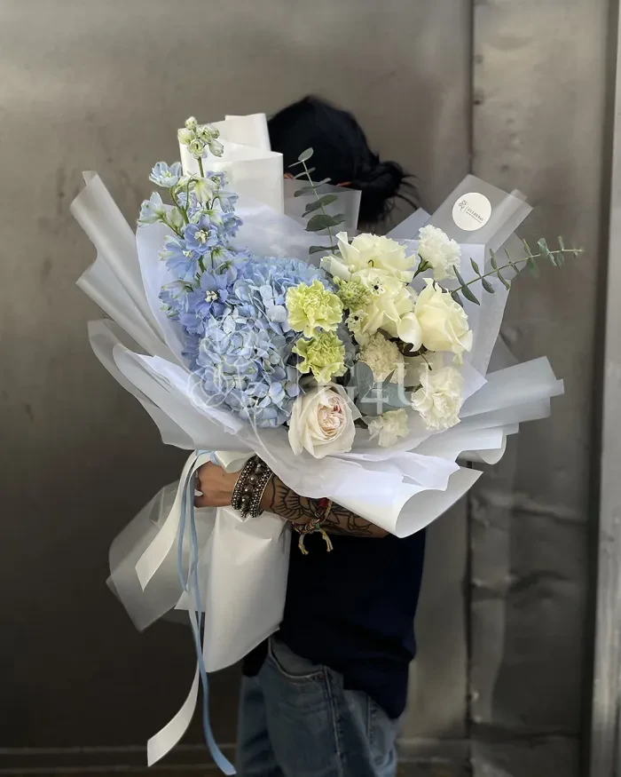 Заказать Букет "Сымбат" из гортензий, роз и пионовидных роз в Алматы