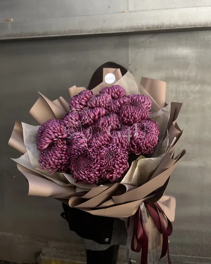 Заказать Букет из 21 бордовой хризантемы в коричневом оформлении в Алматы