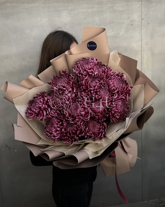 Заказать Букет из 25 хризантем в коричневом оформлении в Алматы
