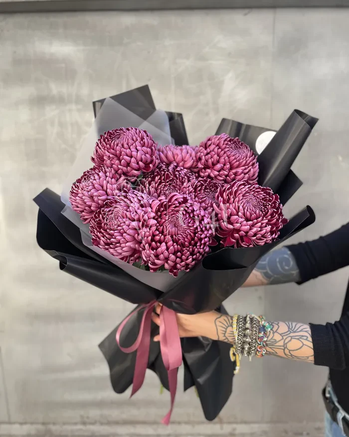 Заказать Букет из 9 хризантем в черном оформлении в Алматы