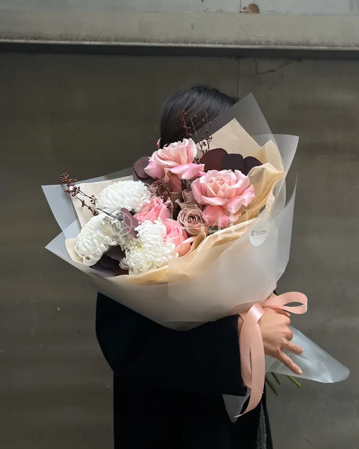 Заказать Букет "Айдана" из амнезий, роз и хризантем с эвкалиптом в Алматы