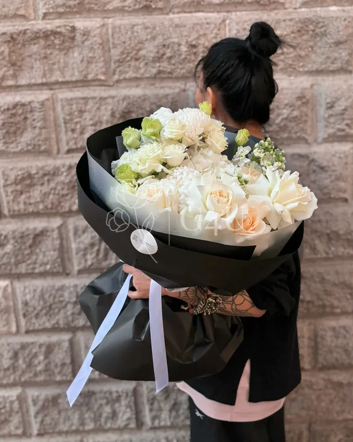 Заказать Букет "Ильдана" из гортензии, хризантем и лизиантусов в Алматы