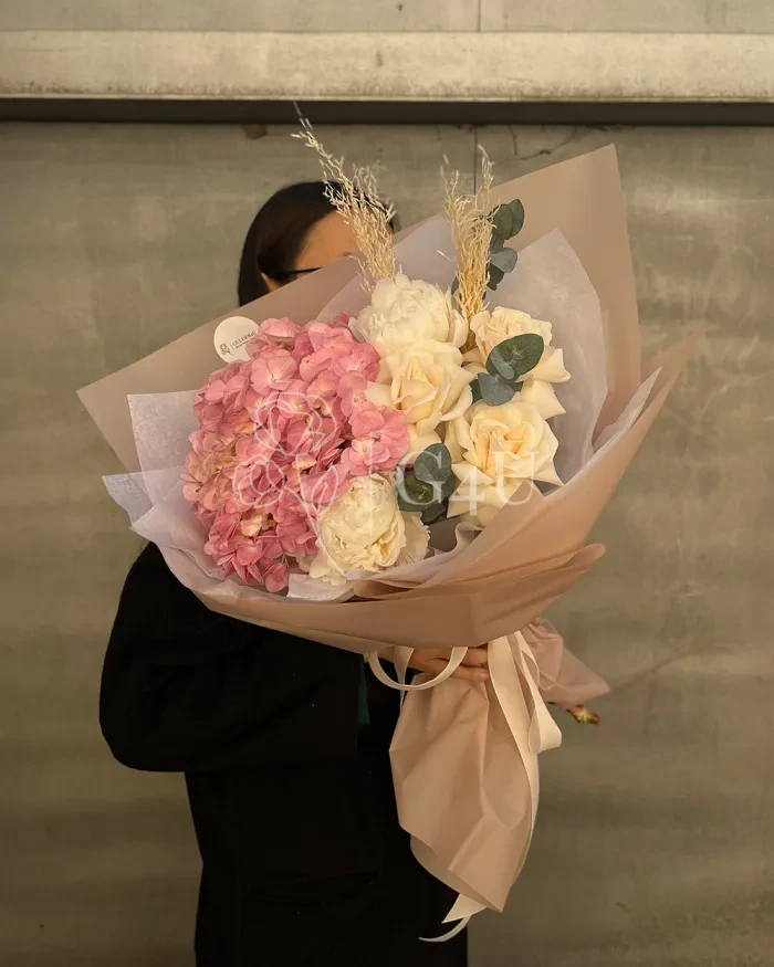 Заказать Букет "Мерей" из роз, пионов и гортензии с эвкалипта в Алматы