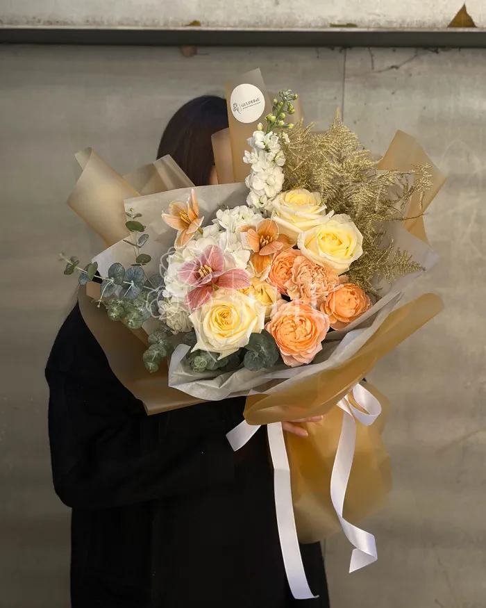 Заказать Букет "Назымгуль" из тюльпанов, спрей роз, гортензии и эвкалипта в Алматы