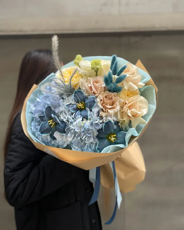 Заказать Букет "Минариз" из гортензий, тюльпанов и роз в Алматы