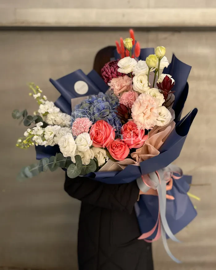 Заказать Букет "Айхан" из роз, пионовидных роз, гвоздик и хризантем в Алматы