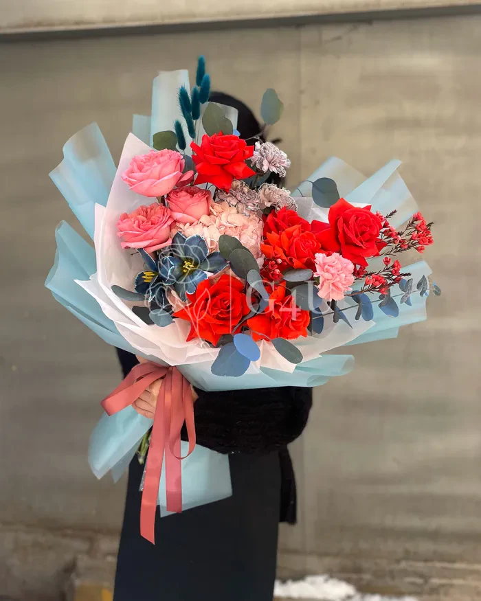 Заказать Букет "Акерке" из гортензий, роз и гвоздик в Алматы