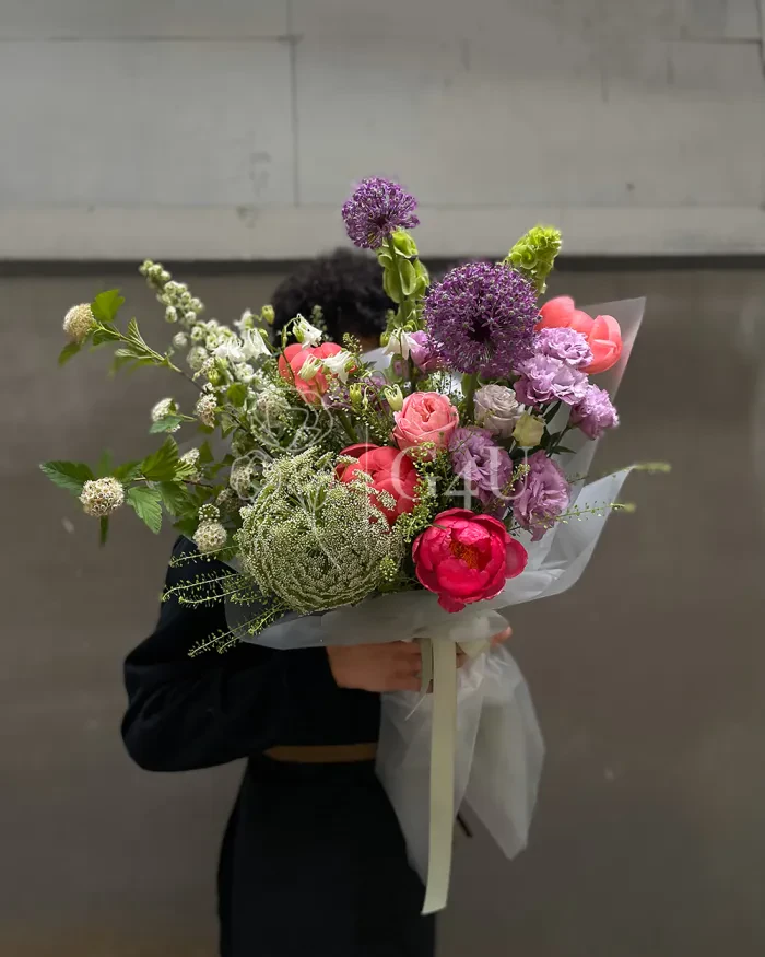 Заказать Букет "Жасмин" из роз, пионов и лизиантусов в Алматы