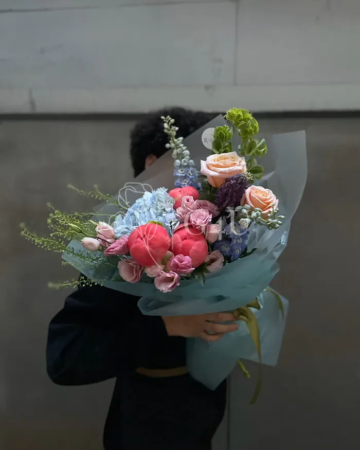 Заказать Букет "Динара" из роз, пионов и гортензий в Алматы