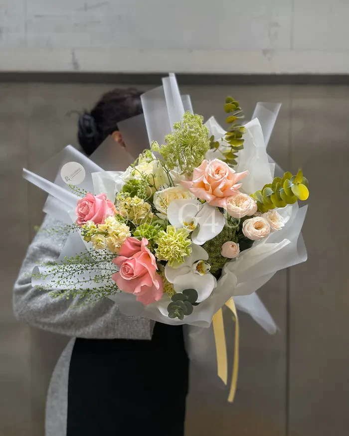 Заказать Букет "Полина" из роз, спрей роз и орхидеи в Алматы