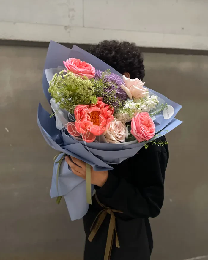 Заказать Букет "Алтынай" из роз и пионов в Алматы