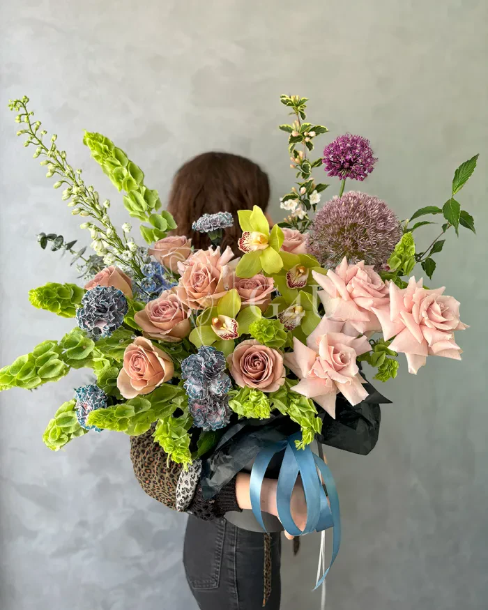 Заказать Букет "Мишель" из роз, молюцелл и гвоздик в Алматы