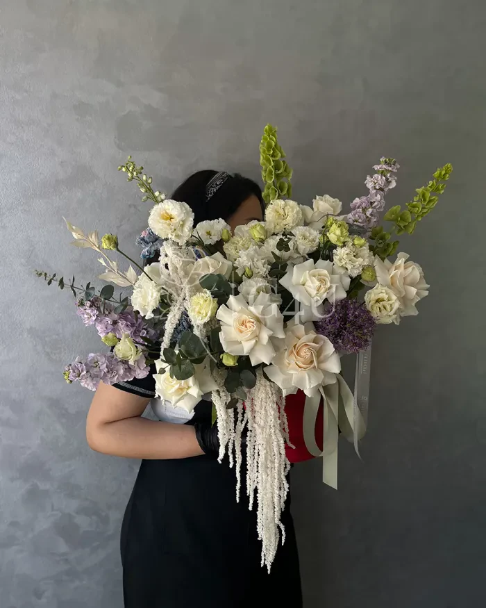 Заказать Букет "Мелисса" из роз, гвоздик и лизиантусов в Алматы