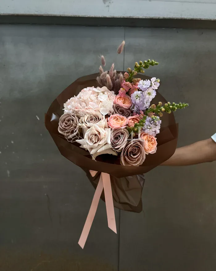 Заказать Букет "Айна" из роз, спрей роз и гортензий в Алматы