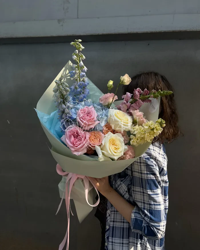 Заказать Букет "Бакыт" из роз, гортензий и дельфиниума в Алматы