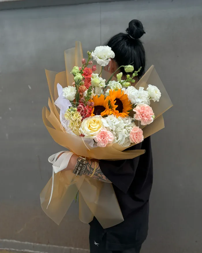 Заказать Букет "Малика" из подсолнухов, гортензии и лизиантусов в Алматы