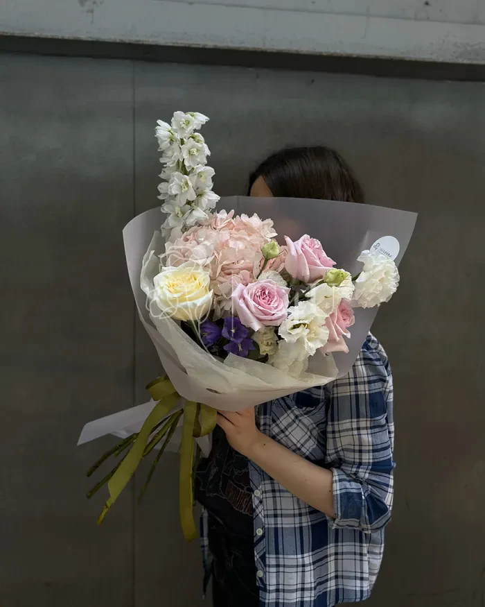 Заказать Букет "Хуршида" из роз, гортензий и лизиантусов в Алматы