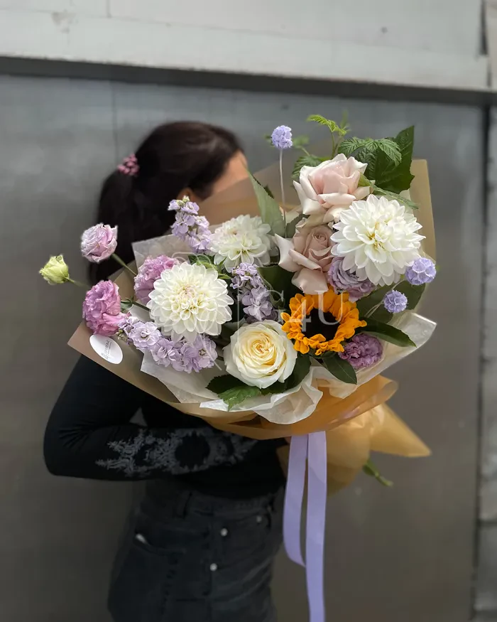 Заказать Букет "Нармина" из георгинов, роз и подсолнухов в Алматы