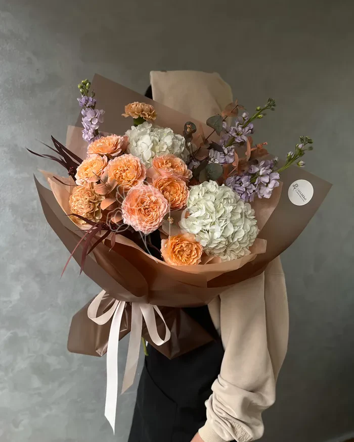 Заказать Букет "Камиля" из гортензий и спрей роз с эвкалиптом в Алматы