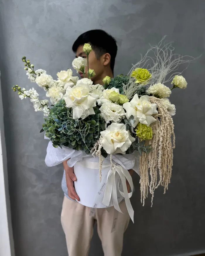 Заказать Букет "Назгуль" из роз, гортензий и лизиантусов в Алматы