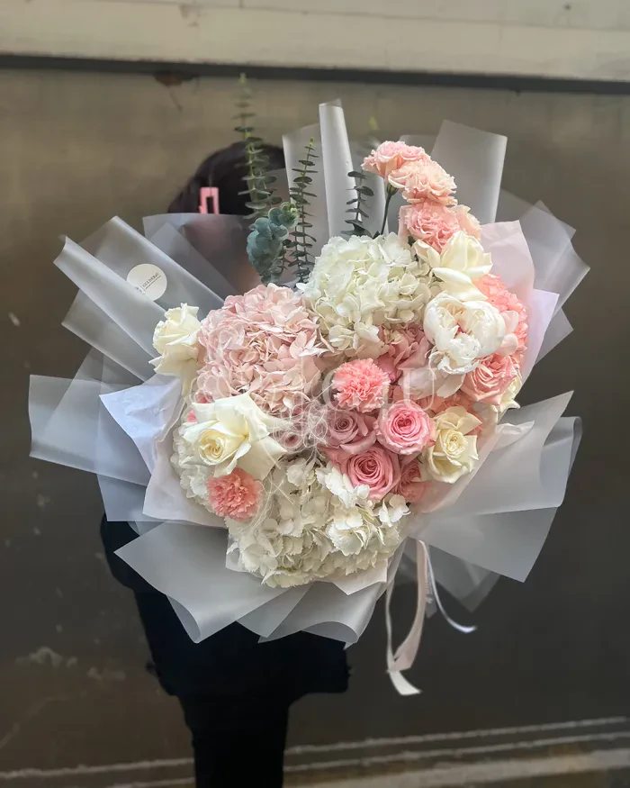 Заказать Букет "Меруерт" из роз, гортензий и гвоздик в Алматы