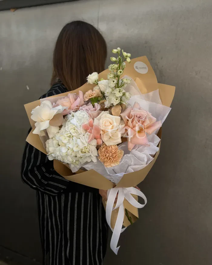 Заказать Букет "Розалия" из роз и гортензии с эвкалиптом в Алматы