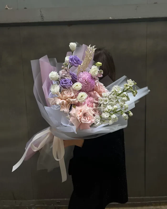 Заказать Букет "Эвелина" из роз, гортензии и георгина в Алматы