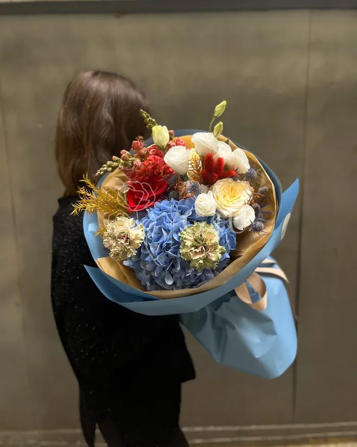 Заказать Букет "Евангелина" из гортензии, роз и лизиантусов в Алматы