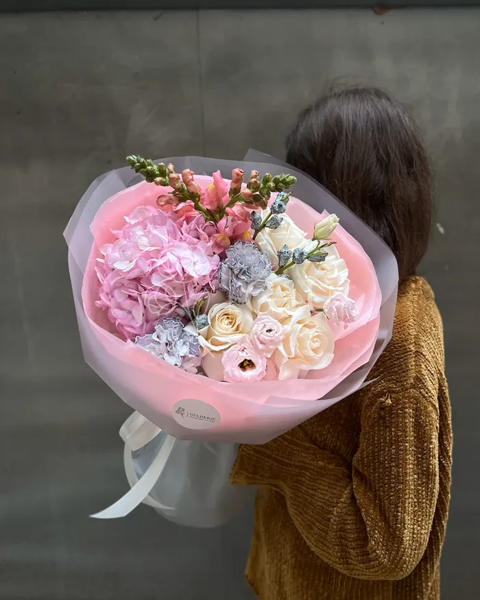 Заказать Букет "Габриэлла" из гортензии, роз и лизиантусов в Алматы