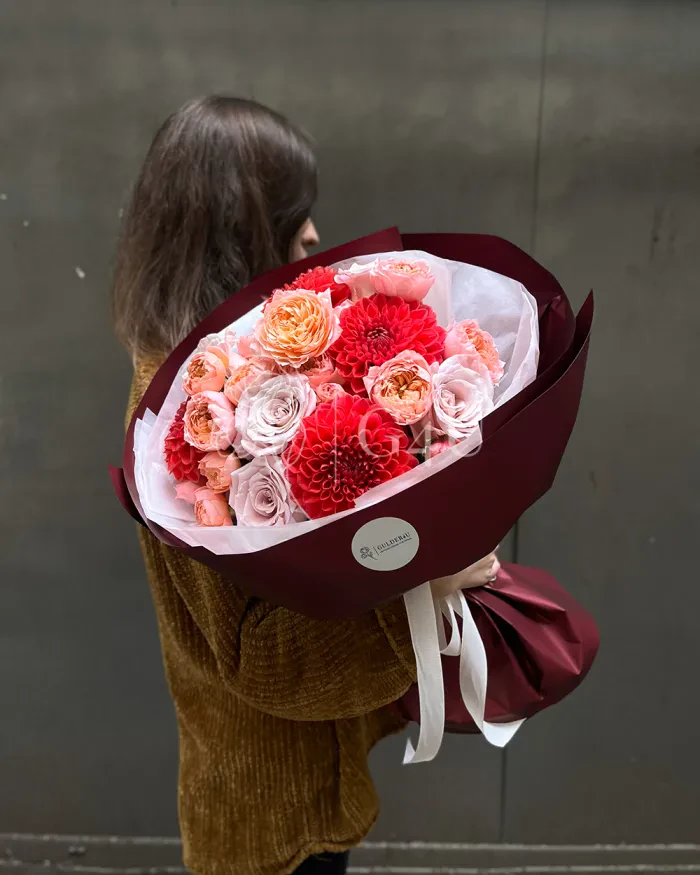 Заказать Букет "Джамиля" из роз, пионовидных роз и георгинов в Алматы