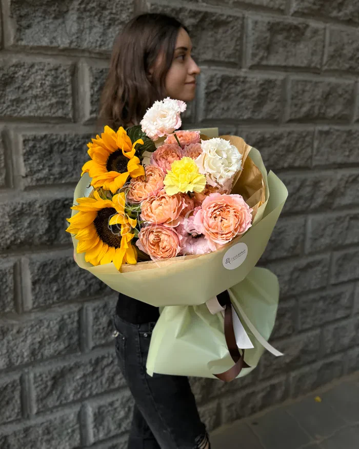 Заказать Букет "Нулифар" из подсолнухов, спрей роз и гвоздик в Алматы