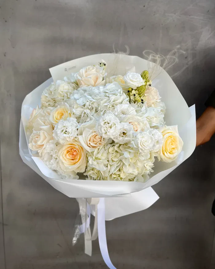 Заказать Букет "Лунная Соната" гортензий, пионовидных роз и лизиантусов в Алматы