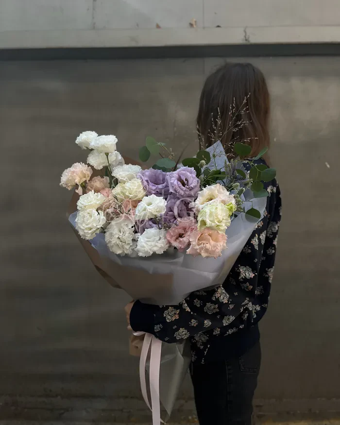 Заказать Моно букет из лизиантусов "Очарование Цветов" в Алматы