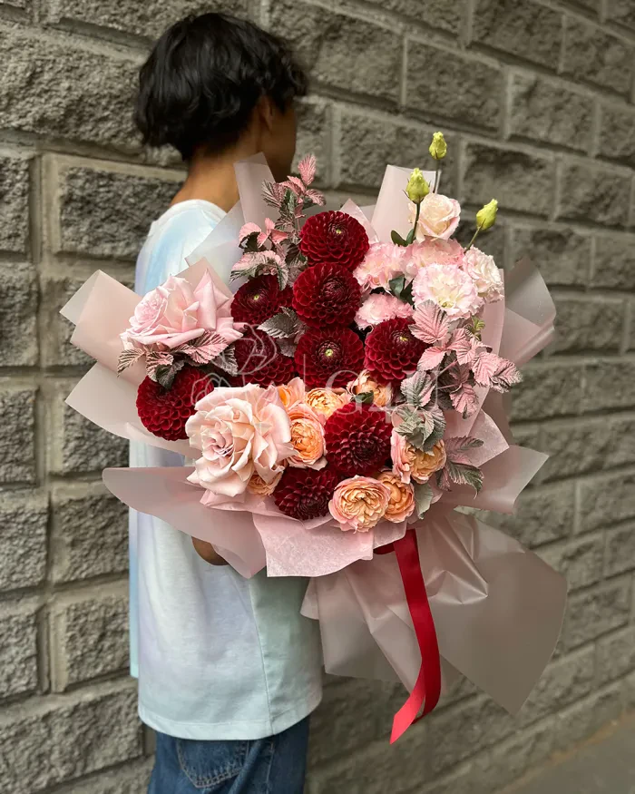 Заказать Букет "Spring Melody" из георгинов и лизиантусов в Алматы