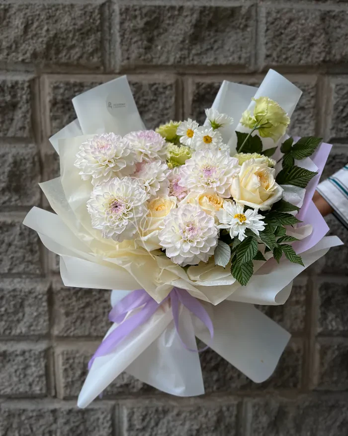 Заказать Букет "Summer Delight" из георгинов, пионовидных роз и лизиантусов в Алматы