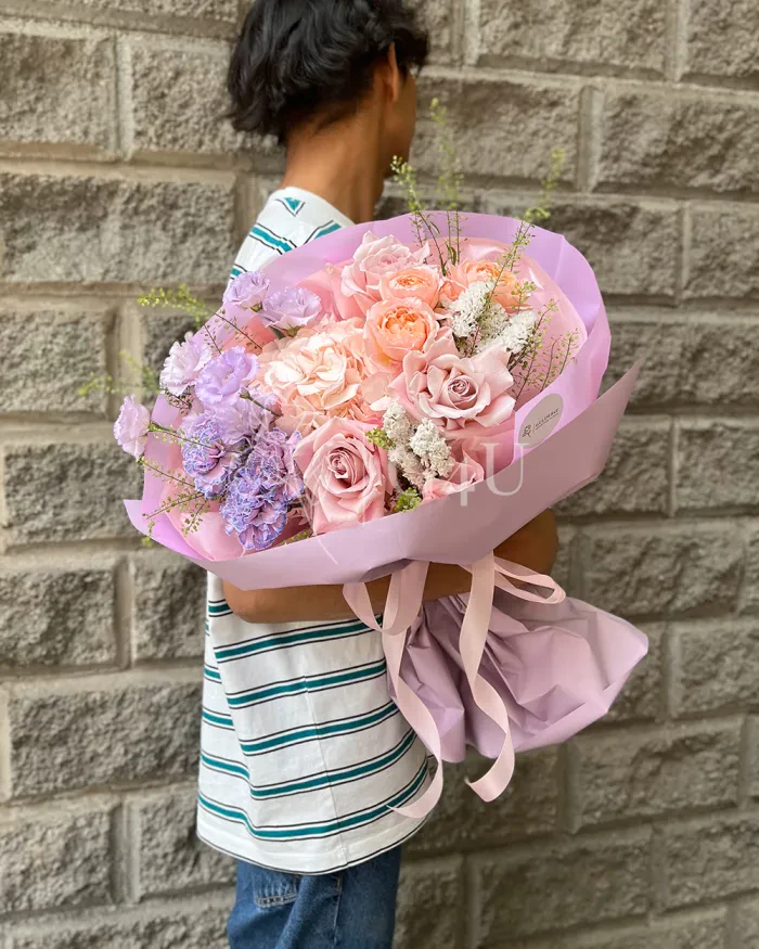 Заказать Букет "Nature's Charm" из роз, гортензий и лизиантусов в Алматы